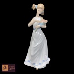 NAO BY LLADRO -  ESCULTURA EM PORCELANA ESPANHOLA REPRESENTANDO MENINA COM FLORES - MED: 30X 14 CM.