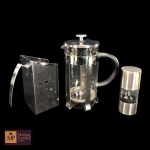 CAFETEIRA FRANCESA EM VIDRO E INOX E PORTA- CAIXA PARA LEITE EM INOX  E MOEDOR DE SAL OU PIMENTA  -MED:  22 X  19 CM ,15 X  10 X 7 CM E 13 X 5 CM.- CAFETEIRA COM  LEVE TRINCADO NA BORDA SUPERIOR,