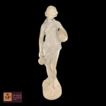 BELÍSSIMA ESCULTURA REPRESENTANDO FIGURA FEMININA GREGO-ROMANA  EM  RESINA MARMORIZADA ,BASE CIRCULAR - MED: 76  CM.