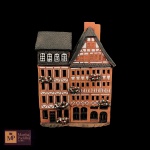 MIDENE -  CASA DE VELA EM CERÂMICA ALEMÃ FEITA A MÃO, COM RIQUÍSSIMOS DETALHES - MED: 14 X 10 X 6,5 CM -  AS CASAS DE VELAS SÃO FEITAS À MÃO DE ARGILA VERMELHA POR MESTRES ARTESÃOS EXPERIENTES. CADA CASA DE VELAS (AROMA) É ÚNICA EM SI MESMA DE VALOR PARTICULAR. FORMAM-SE TAMBÉM RÉPLICAS DE EDIFÍCIOS HISTÓRICOS E CASAS DE FANTASIA..