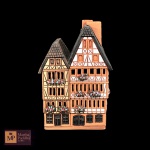 MIDENE -  CASA DE VELA EM CERÂMICA ALEMÃ FEITA A MÃO, COM RIQUÍSSIMOS DETALHES - MED: 13,5 X 9 X 8 CM -   AS CASAS DE VELAS SÃO FEITAS À MÃO DE ARGILA VERMELHA POR MESTRES ARTESÃOS EXPERIENTES. CADA CASA DE VELAS (AROMA) É ÚNICA EM SI MESMA DE VALOR PARTICULAR. FORMAM-SE TAMBÉM RÉPLICAS DE EDIFÍCIOS HISTÓRICOS E CASAS DE FANTASIA..