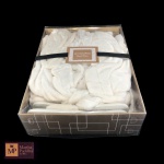 KIT ROUPÃO E CHINELO  FIRST CLASS NA COR MARFIM - TAMANHO M - SEM USO.