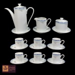 CONJUNTO PARA  CAFÉ COM  NOVE PEÇAS, BULE, AÇUCAREIRO, LEITEIRA, E SEIS XÍCARAS PARA CAFÉ COM RESPECTIVOS PIRES EM PORCELANA SCHMIDT  BRANCA COM DECORAÇÃO FLORAL E FAIXAS AZUL E VERDE - MED BULE: 22 X 22 CM.