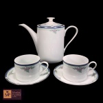 BULE E DUAS XÍCARAS PARA CHÁ COM RESPECTIVOS PIRES EM PORCELANA SCHMIDT  BRANCA COM DECORAÇÃO FLORAL E FAIXAS AZUL E VERDE - MED BULE: 19 X 28 CM.