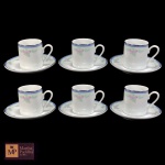  SEIS XÍCARAS PARA CAFÉ COM RESPECTIVOS PIRES EM PORCELANA SCHMIDT  BRANCA COM DECORAÇÃO FLORAL E FAIXAS AZUL E VERDE.