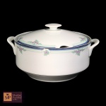  SOPEIRA EM PORCELANA SCHMIDT  BRANCA COM DECORAÇÃO FLORAL E FAIXAS AZUL E VERDE. MED: 15 X 27 CM.