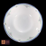  BOWL EM PORCELANA SCHMIDT  BRANCA COM DECORAÇÃO FLORAL E FAIXAS AZUL E VERDE. MED: 6 X 26 CM.