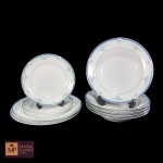 CINCO PRATOS FUNDOS,  DOIS  PRATOS RASOS  E DOIS DE SOBREMESA EM PORCELANA SCHMIDT  BRANCA COM DECORAÇÃO FLORAL E FAIXAS AZUL E VERDE. MED:  26 CM E 20 CM.  MED: 4,5 X 24 CM.