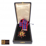 MEDALHÍSTICA -  MEDALHA/ COMENDA DA ORDEM DO MÉRITO ARARIBOIA – NITERÓI - 1974 -  COM FITA E NA CAIXA -  MED TOTAL: 9 X 5 CM.
