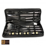 CONJUNTO PARA CHURRASCO BOM GOURMET COM DEZ PEÇAS, SENDO DOIS ESPETOS, UMA FACA, UMA PÁ, UMA  PINÇA, UM GARFO TRINCHANTE E QUATRO ESPETOS PARA MILHO EM ESTOJO  COM ALÇA - MED TOTAL: 43 X 18 X 4 CM.