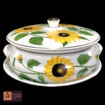 SOPEIRA COM PRESENTOIR EM PORCELANA NACIONAL NA COR BRANCA, PINTADA A MÃO, COM MOTIVOS DE GIRASSÓISA E PEGAS E FRISOS DOURADOS ASSINADOS - MED TOTAL: 15 X 25 CM.