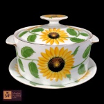 SOPEIRA COM PRESENTOIR EM PORCELANA NACIONAL NA COR BRANCA, PINTADA A MÃO, COM MOTIVOS DE GIRASSÓIS  E PEGAS E FRISOS DOURADOS  ASSINADOS - MED TOTAL: 17 X  25 CM.