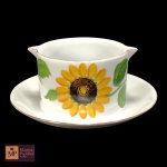 MOLHEIRA COM PRESENTOIR EM PORCELANA NACIONAL NA COR BRANCA, PINTADA A MÃO, COM MOTIVOS DE GIRASSÓIS  E PEGAS E FRISOS DOURADOS ASSINADA - MED TOTAL: 8 X 18 CM.