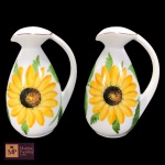 DUAS JARRAS  EM PORCELANA NACIONAL NA COR BRANCA, PINTADA A MÃO, COM MOTIVOS DE GIRASSÓIS  E PEGAS E FRISOS DOURADOS ASSINADOS - MED TOTAL: 13,5 X 10 CM.