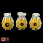 TRÊS PE ÇAS PARA CONDIMENTOS EM PORCELANA NACIONAL NA COR BRANCA, PINTADA A MÃO, COM MOTIVOS DE GIRASSÓIS  E PEGAS E FRISOS DOURADOS  ASSINADAS - MED TOTAL: 6 X  4 CM.