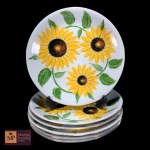 SEIS PRATOS RASOS  EM PORCELANA NACIONAL NA COR BRANCA, PINTADA A MÃO, COM MOTIVOS DE GIRASSÓIS  E PEGAS E FRISOS DOURADOS  ASSINADOS - MED TOTAL:  25 CM.