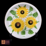 MEDALHÃO  EM PORCELANA NACIONAL NA COR BRANCA, PINTADA A MÃO, COM MOTIVOS DE GIRASSÓIS  E PEGAS E FRISOS DOURADOS ASSINADO- MED TOTAL:  3,5 X 31 CM.