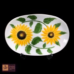   TRAVESSA OVA LEM PORCELANA NACIONAL NA COR BRANCA, PINTADA A MÃO, COM MOTIVOS DE GIRASSÓIS  E PEGAS E FRISOS DOURADOS ASSINADA- MED TOTAL:  2,5 X 29 X 20 CM.