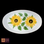    CORVILHETE EM PORCELANA NACIONAL NA COR BRANCA, PINTADA A MÃO, COM MOTIVOS DE GIRASSÓIS  E PEGAS E FRISOS DOURADOS ASSINADO- MED TOTAL:  2,5 X 26 X 16 CM.