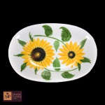TRAVESSA OVAL FUNDA EM PORCELANA NACIONAL NA COR BRANCA, PINTADA À MÃO, COM MOTIVOS DE GIRASSÓIS  E PEGAS E FRISOS DOURADOS - ASSINADA- MED:  4,5 X 23,5 X 16 CM.