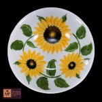 BOWL  EM PORCELANA NACIONAL NA COR BRANCA, PINTADA A MÃO, COM MOTIVOS DE GIRASSÓIS  E PEGAS E FRISOS DOURADOS ASSINADOS - MED TOTAL: 6 X  22 CM.