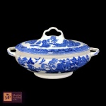 ANTIGA SOPEIRA OVAL, EM PORCELANA INGLESA, NA COR BRANCA COM DECORAÇÃO AZUL EM PAISAGENS E PAGODES DA MANUFATURA THOMAS HUGNES & SON - MED: 21 X 37 X 25 CM.
