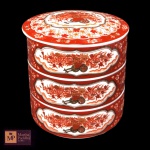 POTE TRIPLO COM TAMPA EM PORCELANA BRANCA COM DECORAÇÃOFLORAL EM TONS DE VERMELHO E DOURADO - MED: 11,5 X 12 CM.