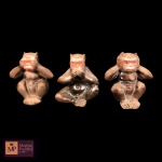 TRÊS ESCULTURAS EM CERÂMICA REPRESENTANDO MACACOS - NÃO VÊ, NÃ0 OUVE, NÃO FALA -  MAIOR:8,5 X 7 X 5 CM.