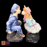 DUAS ESCULTURAS EM RESINA REPRESENTANDO CASALSE BEIJANDO -MED: 18 X 9 X 8 CM E 16,5 X 8 X 8 CM