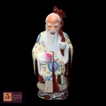 ESCULTURA EM PORCELANA ORIENTAL REPRESENTANDO SÁBIO -MED:18 X 7,5 X 5 CM.