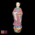 ESCULTURA ORIGINAL EM PORCELANA CHINESA  - DÉCADA DE 40  REPRESENTANDO FIGURA FEMININA COM CESTA DE FLORES E TRAJES TÍPICOS - MED:32 X 11 X  7 CM -APRESENTA RESTAURO.