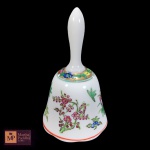 SINETA EM PORCELANA ORIENTALNA COR BRANCA COM DECORAÇÃO FLORAL - MED: 13 X 7,5 CM.