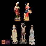 ARTE SACRA EM RESINA - CINCO IMAGENS - SÃO JUDAS, SÃO SEBASTIÃO E SANTA EDWIGES, N. S.DESATADORA DE NÓS E N. S.DE FÁTIMA - MED: 17 CM, 16 CM E 15 CM.