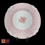 NIKKO -  PRATO RASO EM PORCELANA JAPONESA NA COR BRANCA COM DECORAÇÃO FLORAL E FITOMÓRFICA - MED 27,5 CM.