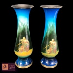 PAR DE VASOS EM METAL COM FIGURA FEMININA AO ESTILO CLOISONNE - MED: 14 CM. APRESENTA  LEVE PERDA EM SUA PARTE POSTERIOR.