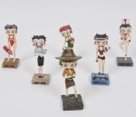 COLECIONISMO - Betty Boop - Lote composto por 06 esculturas de coleção em material sintético ricamente policromado a mão retratando a famosa personagem em diferentes vestimentas. Med: 15cm