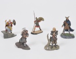 COLECIONISMO -  Lote composto por 05 pequenas esculturas de chumbo ricamente policromados a mão com riqueza de detalhes.  Med: 07cm de altura