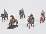 COLECIONISMO - Lote composto por 05 grupos escultóricos de coleção em chumbo ricamente policromado a mão retratando guerreiros da cavalaria. Med: 10 x 10cm