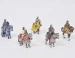 COLECIONISMO - Lote composto por 05 grupos escultóricos de coleção em chumbo ricamente policromado a mão retratando guerreiros da cavalaria. Med: 10 x 10cm (pequenas faltas)