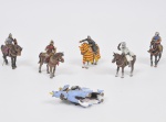 COLECIONISMO - Lote composto por 05 grupos escultóricos de coleção em chumbo ricamente policromado a mão retratando guerreiros da cavalaria. Med: 10 x 10cm (pequenas faltas)