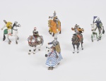 COLECIONISMO - Lote composto por 05 grupos escultóricos de coleção em chumbo ricamente policromado a mão retratando guerreiros da cavalaria. Med: 10 x 10cm (pequenas faltas)