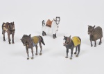 COLECIONISMO - Lote composto por 05 esculturas de coleção em chumbo ricamente policromado a mão retratando cavalos. Med: 08 x 05cm (pequenas faltas)