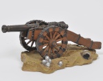 COLECIONISMO - Miniatura de coleção de antigo canhão de guerra em metal policromado e cinzelado. Med: 16 x 6 x 8cm