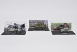 Lote composto por 03 miniaturas de coleção de veículos militares em metal esmaltado sendo: SU-122, M42 Duster e CRV FV101 Scorpion. Acondicionados em estojo. Med do maior: 09 x 04cm
