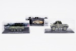 Lote composto por 03 miniaturas de coleção de veículos militares em metal esmaltado sendo: Camionetta AS 42 Sahariana,AMD Panhard 178 e M1128 Stryker Mobile gun System. Acondicionados em estojo. Med do maior: 10 x 04cm