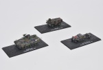 Lote composto por 03 miniaturas de coleção de veículos militares em metal esmaltado sendo: Marder 1 A2 ,Saviem VAB e SD.KFZ.252 + SD.ANH # 11. Acondicionados em estojo. Med do maior: 09 x 04cm