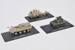Lote composto por 03 miniaturas de coleção de veículos militares em metal esmaltado sendo: B1 Centauro  , Bedford QL  e M551 Sheridan Acondicionados em estojo. Med do maior: 09 x 04cm