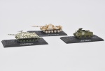 Lote composto por 03 miniaturas de coleção de veículos militares em metal esmaltado sendo: t-62,  ISU 152 e M7 105mm HMC Priest Acondicionados em estojo. Med do maior: 09 x 04cm