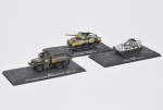 Lote composto por 03 miniaturas de coleção de veículos militares em metal esmaltado sendo: SU-76M , M10 Tank Destroyer e M35 A1 Acondicionados em estojo. Med do maior: 09 x 04cm
