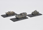 Lote composto por 03 miniaturas de coleção de veículos militares em metal esmaltado sendo: M4A3 76mm, PT 76B e PanzerHaubitze 2000 Acondicionados em estojo. Med do maior: 09 x 04cm